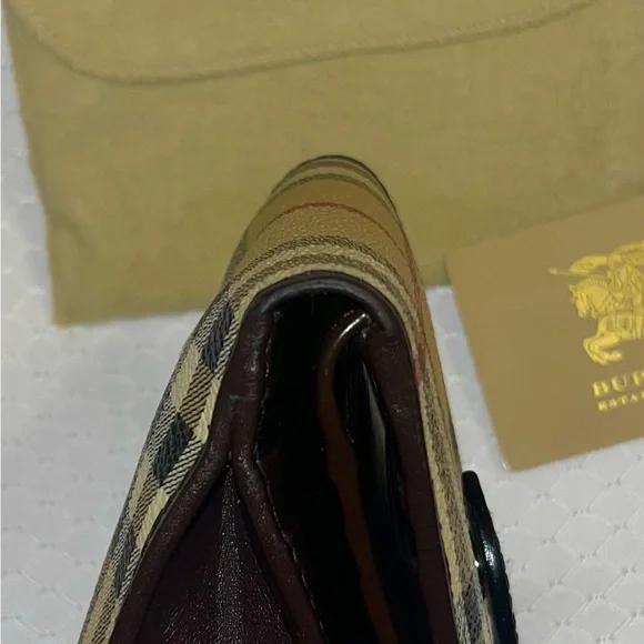 Authentic Burberry Haymarket Check Buckle Trifold Wallet - Unisex - Picture 10 of 17